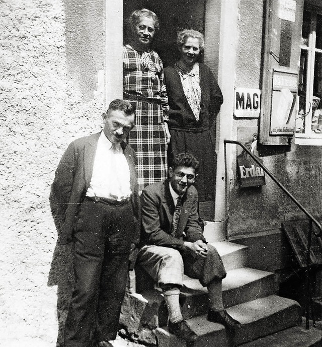 Familie Rosenberg 1938 vor ihrem Laden in Breisach.   | Foto: Privat