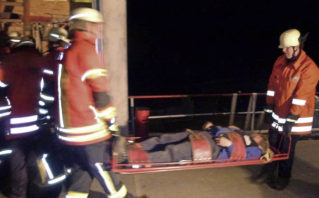 Zur Bergung der Brandopfer kam auf der...er der Rettungsschlitten zum Einsatz.   | Foto: Dietmar Noeske