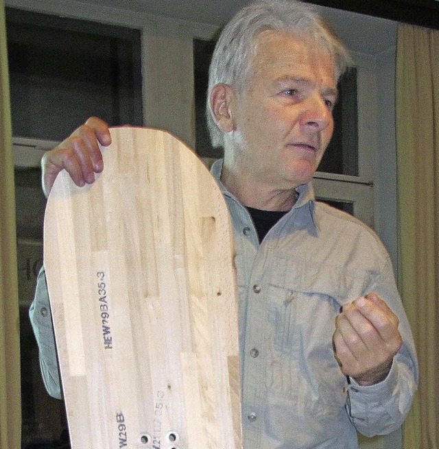 Martin Gro mit dem inneren Kern eines... der kann aus Kanderner Holz bestehen.  | Foto: Jutta Schtz