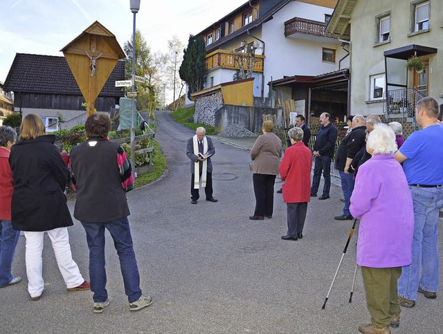 Das neue Wegkreuz  wurde von Pfarrer Leppert eingeweiht.   | Foto: Rmmele