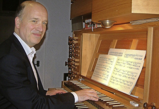 Matthias Reif bei seinem Feiertagskonz...Kubak-Orgel in der Kirche St. Michael   | Foto: Roswitha Frey