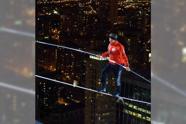 Hochseilartist Nik Wallenda vollbringt Kunststck in Chicago