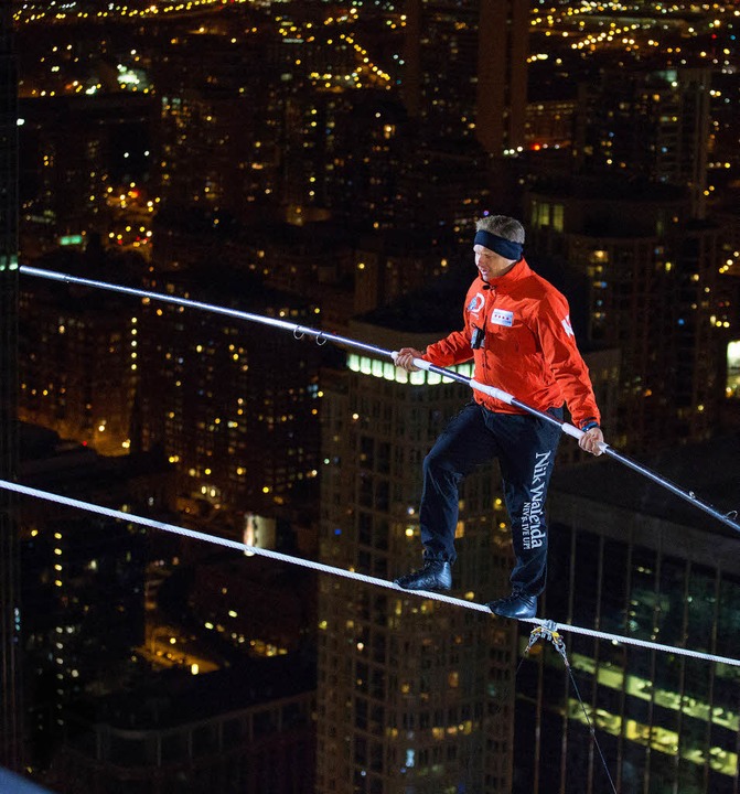 Hochseilartist Nik Wallenda vollbringt Kunststück in Chicago Panorama