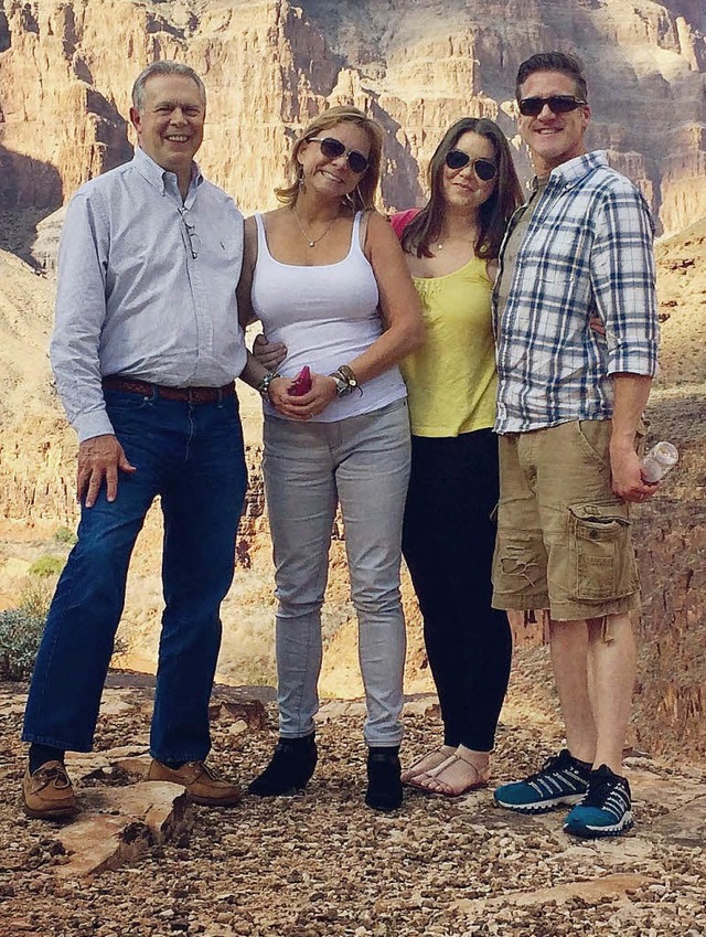 Brittany Maynard (zweite von rechts) a... imposanten Kulisse  des Grand Canyon.  | Foto: www.brittanymaynardfund.org/dpa