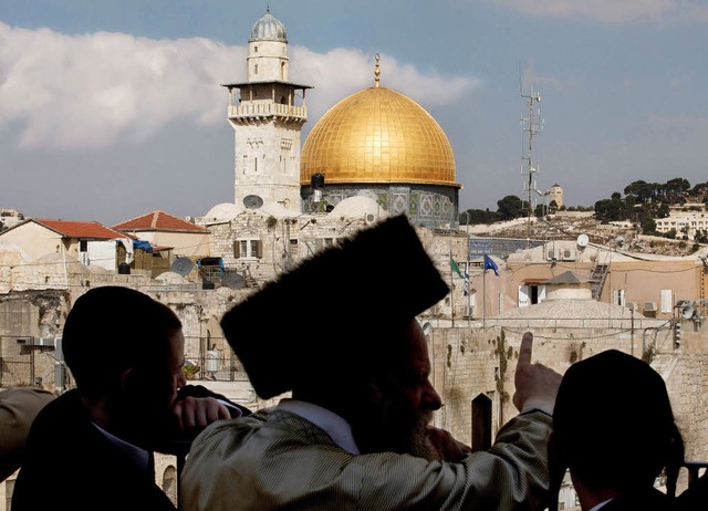 Orthodoxe Juden blicken in Jerusalem a...oschee und dem Felsendom der Muslime.   | Foto: dpa