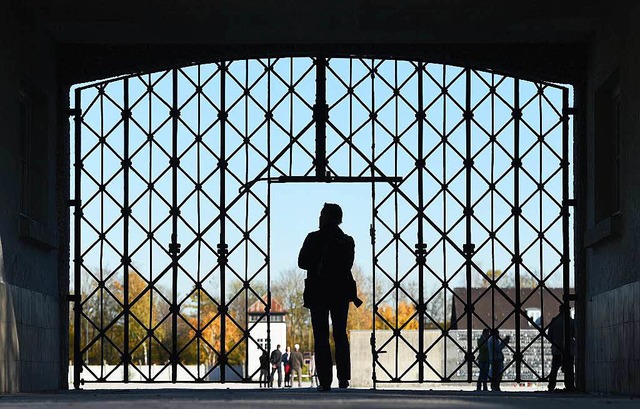 Das Tor zur KZ-Gedenksttte Dachau. Un...uot;Arbeit macht frei&quot; gestohlen.  | Foto: dpa