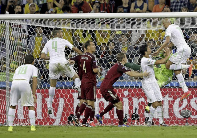 Slimani (ganz rechts) springt am hchs... 1:1 fr Algerien gegen Russland ein.   | Foto:  AFP