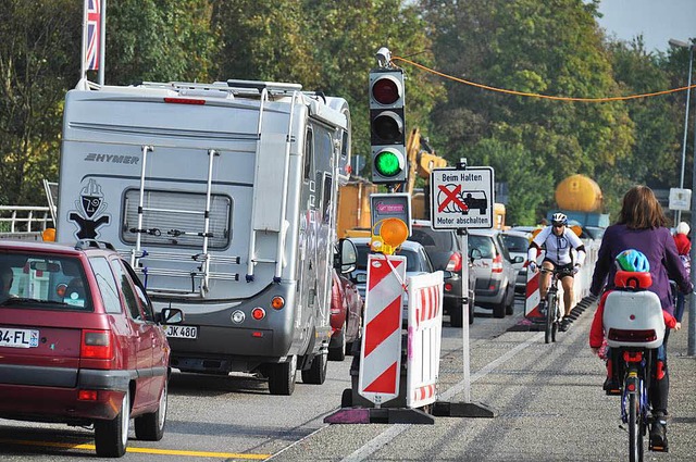 Noch wird der Verkehr auf der Rheinbrcke mit Ampeln geregelt.  | Foto: Kai Kricheldorff