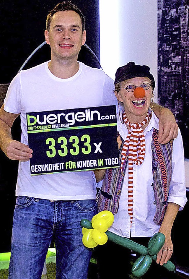 Firmenchef Stefan Brgelin mit Monika ...Vorsitzende des Vereins Klinik-Clowns   | Foto: privat