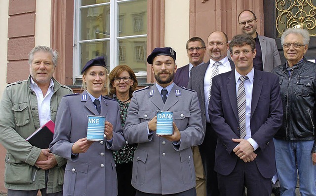 Jess Haberer, Mascha Piroch, Erika Ml...no Finn vor dem historischen Rathaus.   | Foto: Julia Trauden