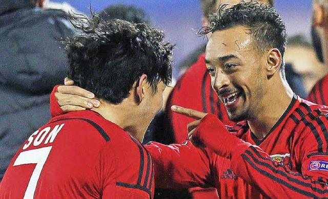 Heung-Min Son  und Karim Bellarabi hat...l am Leverkusener Sieg in Petersburg.   | Foto: dpa