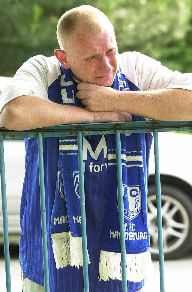 Die Fans ostdeutscher Vereine, wie die...m Fall der Mauer nicht viel zu lachen.  | Foto: dpa