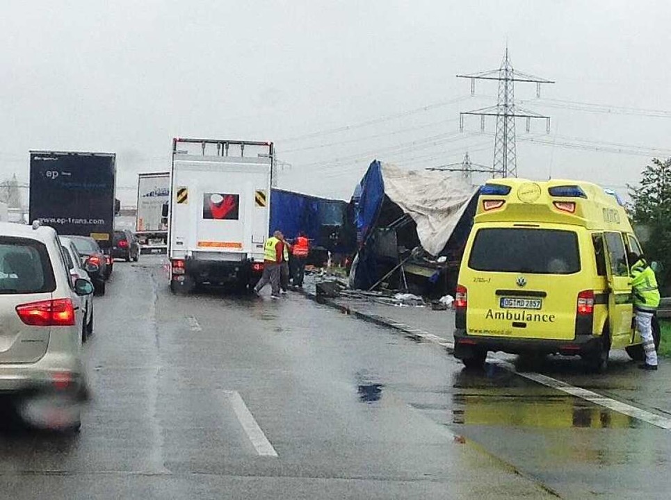 Auf der A5 bei Herbolzheim hat sich ein schwerer Lastwagenunfall ereignet.  | Foto: Helmut Seller