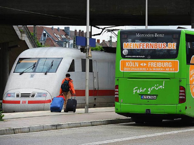 Bus statt Bahn: Wer reisen will und ni...muss in den kommenden Tagen umsatteln.  | Foto: dpa