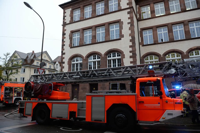 Die Freiburger Feuerwehr musste eine Schule in der Engelbergerstrae evakuieren.  | Foto: dpa
