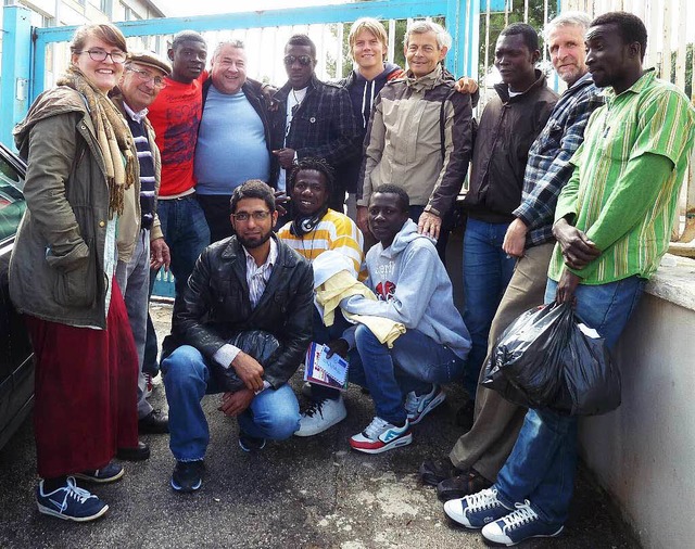 Tommaso Pipitone (blauer Pullover) und...ern und Flchtlingen in Castelvetrano.  | Foto: zvg