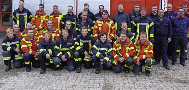 24 Feuerwehrangehrige haben die Ausbi...nist fr Lschfahrzeug  abgeschlossen   | Foto: Feuerwehr