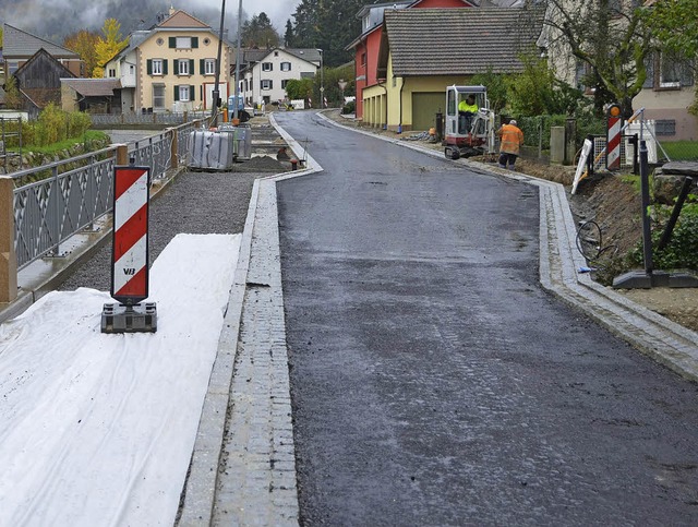 Durchgngig asphaltiert wurde jetzt di...Pflasterarbeiten am Gehweg begonnen.    | Foto: Marks  Maier