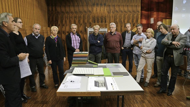 Die Ausschussmitglieder schauen sich M...tekt Harry Vogt (ganz links) erklrt.   | Foto: Ralf H. Dorweiler