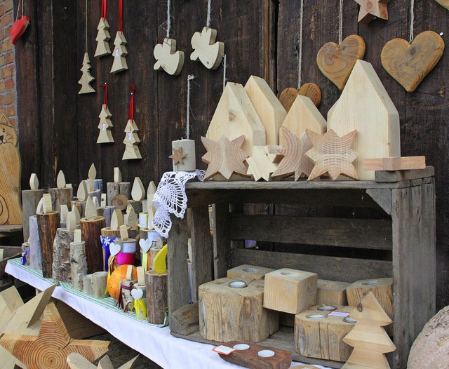 Der passende Schmuck steht schon berei...zum Schauplatz eines Weihnachtsmarkts. | Foto: Jörn Kerckhoff Der passende Schmuck steht schon berei...zum Schauplatz eines Weihnachtsmarkts. | Foto: Jörn Kerckhoff