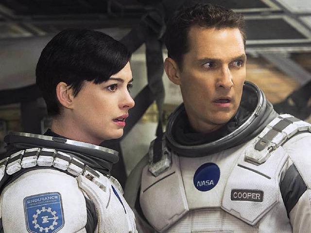 Die Astronautin und der Wissenschaftler: Anne Hathaway, Matthew McConaughey  | Foto: dpa