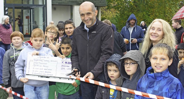 Jrgen Rauer (Bildmitte) durchschnitt ...ssarische Schulleiterin Sonja Axtmann.  | Foto: Werner Schnabl