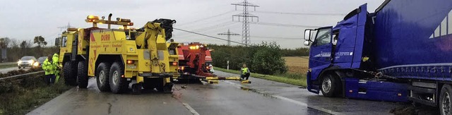 Von Spezialfahrzeugen wurden die Wracks der verunglckten Laster abgeschleppt.  | Foto: Feuerwehr Herbolzheim