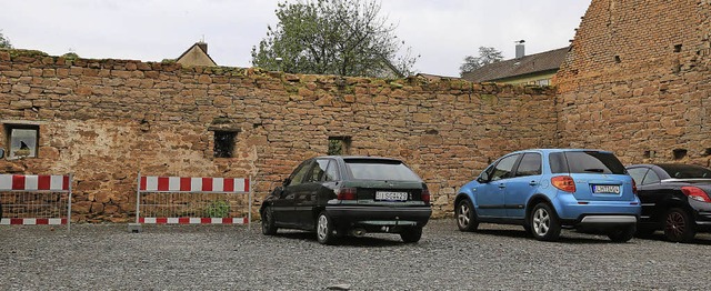 Die Mauer am Parkplatz Querstrae wird abgerissen.   | Foto: sandra decoux-kone