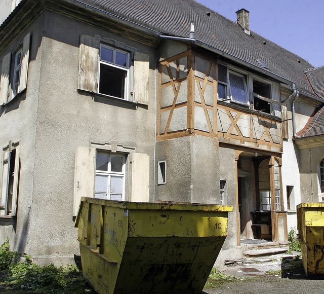Es war einmal: Ehe das alte Pfarrhaus ... das Gebude in einem maroden Zustand.  | Foto: Foessel