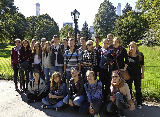 Die MPG-Schler und ihre Lehrerinnen i...l Park vor der Skyline von Manhattan.   | Foto: Schule