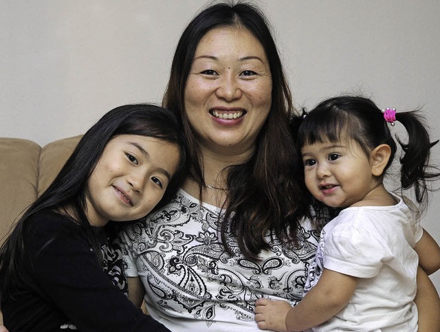 Haoning Zhang mit ihren Tchtern Annika (links) und Sophie   | Foto: Bettina Schaller