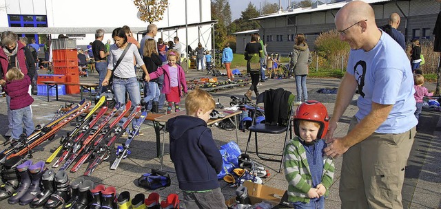 Ob der Helm auch passt? Anprobieren, v...kizunft March in lockerer Atmosphre.   | Foto: manfred frietsch