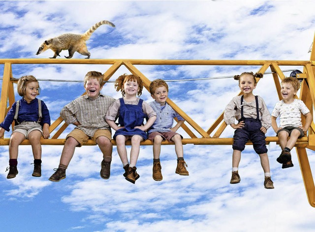 Die freche Kinderbande und ihr bester Freund auf dem Baukran.  | Foto: FArbfilm