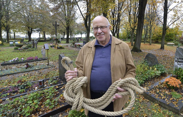 Hans Zahn bereitet die Bestattungen au... den Sarg behutsam ins Grab ablassen.   | Foto: Michael Bamberger