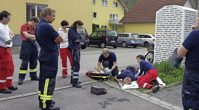 Unter kritischem Blick der brigen Kur...ten DRK- und Feuerwehrteams versorgt.   | Foto: kurt Meier