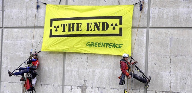 Bei der Protestaktion beim Akw Beznau ...n Lcher in den Beton gebohrt haben.    | Foto: Greenpeace/Christian Schmutz
