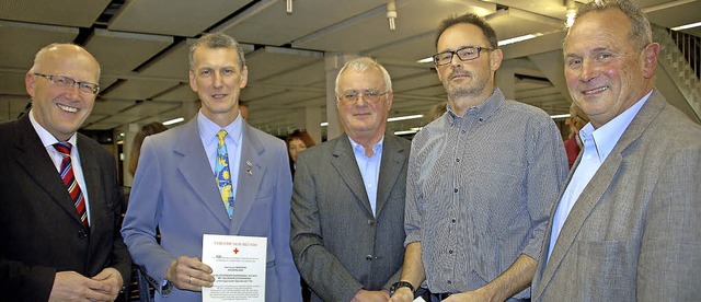 Brgermeister Rolf Karrer (von links) ... und DRK GEschftsfhrer Erich Mehlin.  | Foto: Petra Wunderle