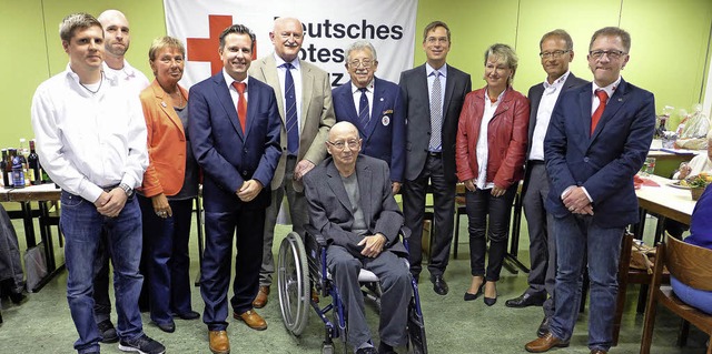 Stabwechsel beim DRK Waldkirch. Stefan...d ausgeschiedene Vorstandsmitglieder.   | Foto: Eberhard Weiss