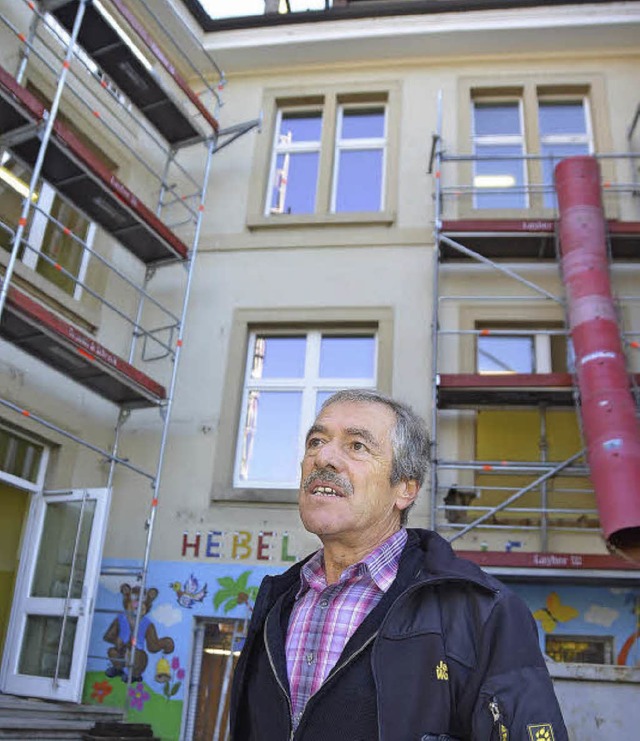 Rudolf Schartel erklrt die Baustelle ...nten schauen Arbeiter den Bauplan an.   | Foto: Ralf H. Dorweiler