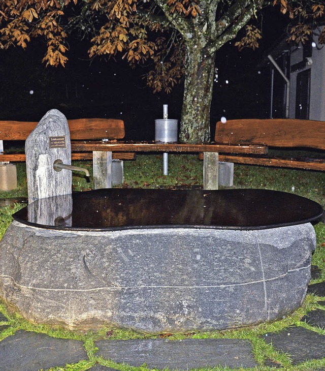 In diesem Jahr wurde der Brunnen an de...verschnert seither das Gemeindebild.   | Foto: Heinz Vollmar