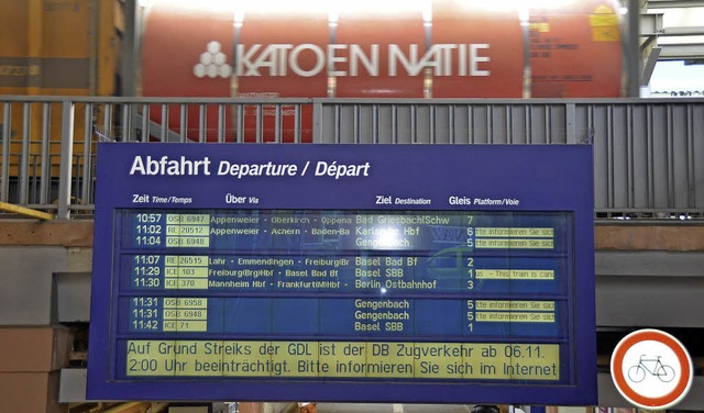 Ein Gterzug rollt hinter der Anzeiget...fllen durch den Offenburger Bahnhof.   | Foto: Burgmaier