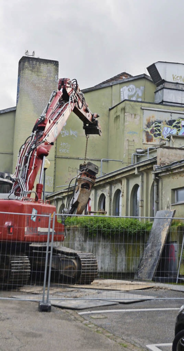 Um den Verkehr mglichst wenig zu behi...sen. Der Bagger ist schon da (links).   | Foto: rab/Stadt