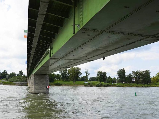 Die Breisacher Rheinbrcke ist wieder ...urig und auch fr Lastwagen befahrbar.  | Foto: Felix Held