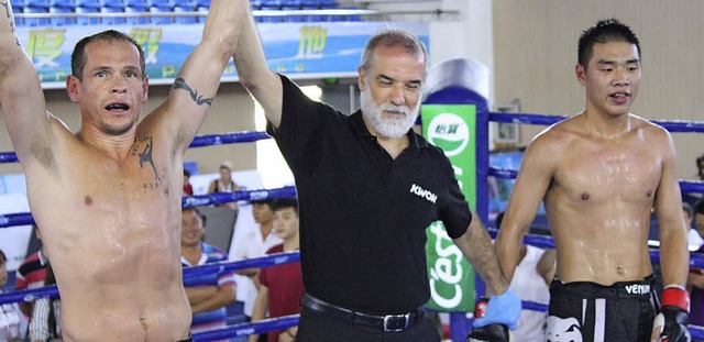 Boxweltmeister Uwe Tritschler (links) nach dem Sieg in China   | Foto: zvg
