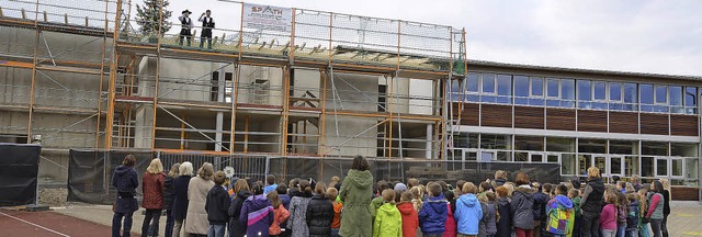 Gebannt verfolgen die Schler das Zere...der beiden Zimmermnner auf dem Dach.   | Foto: Babeck-Reinsch