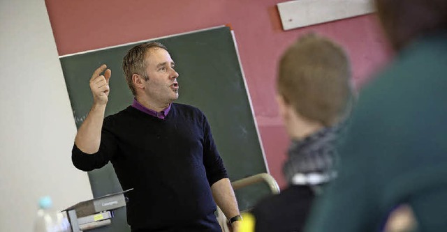 Oliver Eisenbarth unterrichtet Altenpflegeschler.   | Foto: Christoph Breithaupt