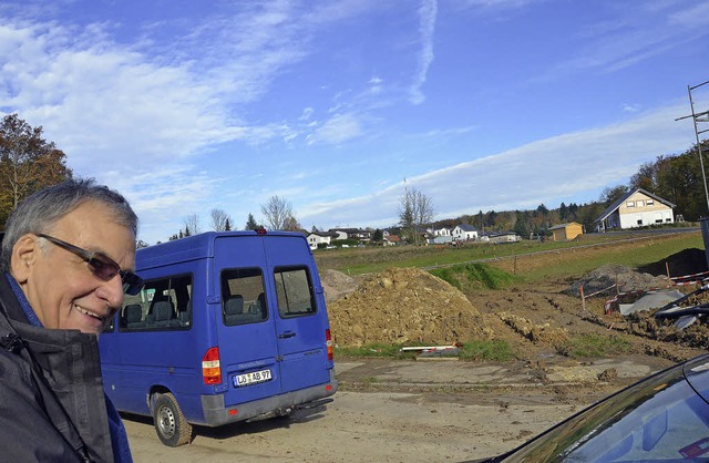 Blauer Himmel ber dem Neufeld: Eckhar...ade unterwegs zu einem Vor-Ort-Termin.  | Foto: Ralf H. Dorweiler