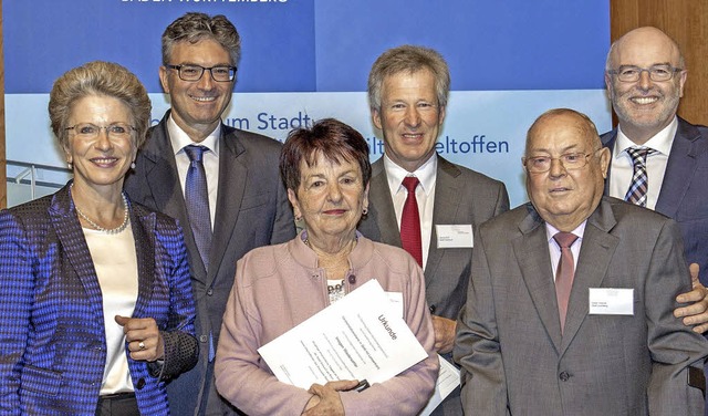 Barbara Bosch, Prsidentin des Stdtet...ohler mit dem Verdienstabzeichen aus.   | Foto: Privat