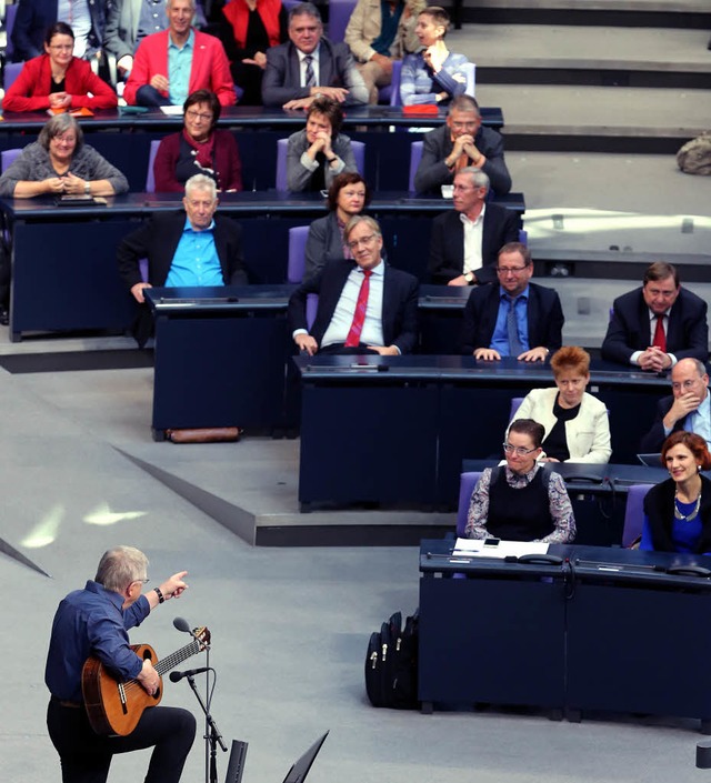 Wolf Biermann spricht mit Abgeordneten der Linken.   | Foto: DPA