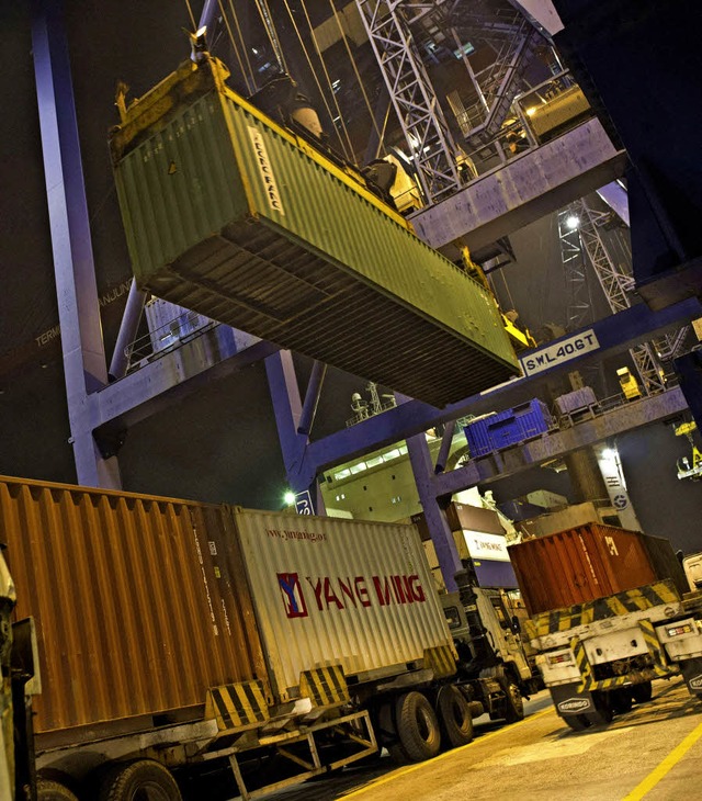Containerverladung am Hamburger Hafen  | Foto: AFP